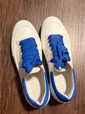 Alexander McQueen Cream Sneakers with Bright Blue Accents